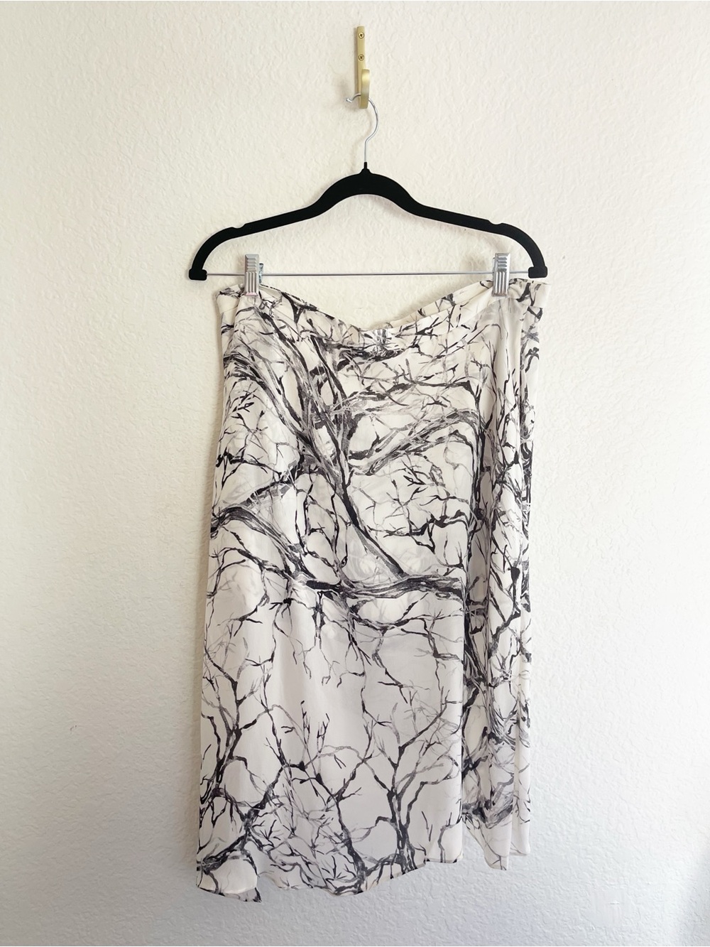 Haute Hippie silk Asymmetrical White & Black Print Wrap Skirt - Picture 3 of 7